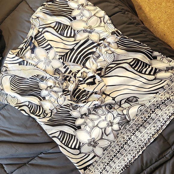 Beautiful top - Picture 1 of 3